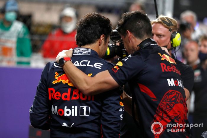 Ganador de la pole, Sergio Pérez, de Red Bull Racing, celebra tras la clasificación 
