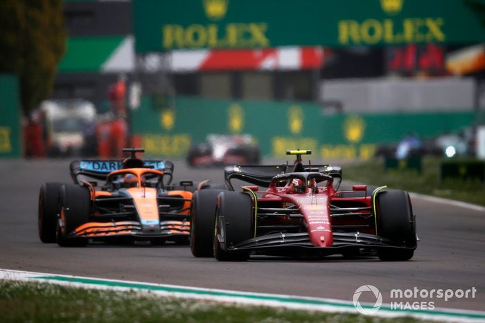 Carlos Sainz Jr., Ferrari F1-75, Daniel Ricciardo, McLaren MCL36