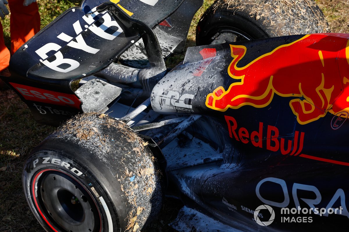 El Red Bull de Max Verstappen, rociado de extintor, tras su retiro en Australia