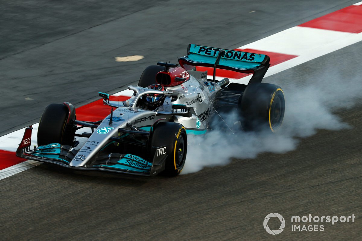 George Russell, Mercedes W13, locks up