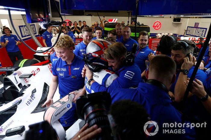 Kevin Magnussen, Haas F1 Team, the Haas F1 team celebrate after securing pole