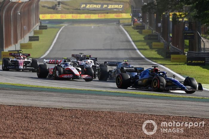 Alex Albon, Williams FW44, Nicholas Latifi, Williams FW44, Mick Schumacher, Haas VF-22, Yuki Tsunoda, AlphaTauri AT03, Zhou Guanyu, Alfa Romeo C42, Valtteri Bottas, Alfa Romeo C42, al comienzo de la carrera Sprint