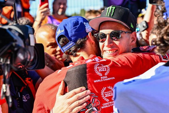 El campeón del mundo Francesco Bagnaia, equipo Ducati, es felicitado por Fabio Quartararo, Yamaha Factory Racing