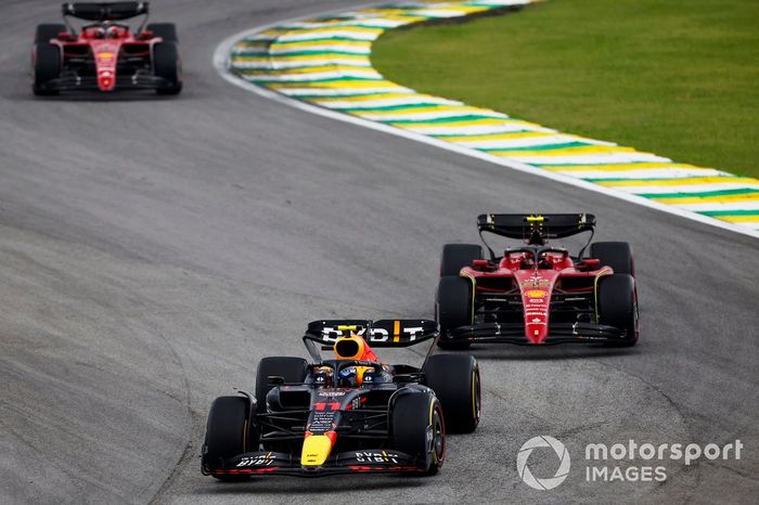 Sergio Pérez, Red Bull Racing RB18, Carlos Sainz, Ferrari F1-75, Charles Leclerc, Ferrari F1-75