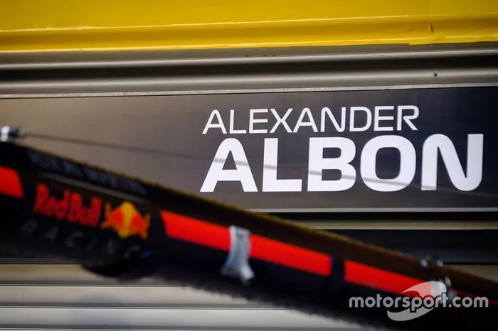 Insegna sul garage di Alex Albon, Red Bull Racing