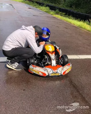 Kimi Raikkonen, oğlu Robin'e karting yaptırıyor