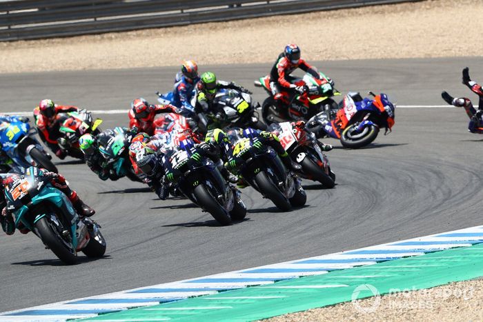 Miguel Oliveira, Red Bull KTM Tech 3 y Brad Binder, Red Bull KTM Factory Racing chocan en la primera curva