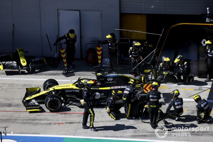 Esteban Ocon, Renault F1 Team R.S.20 pit stop