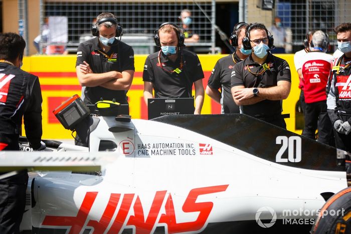 El personal del equipo Haas F1 en la parrilla antes de la salida
