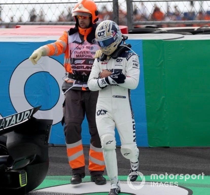 Daniel Ricciardo, AlphaTauri AT04 se duele de la mano tras su accidente