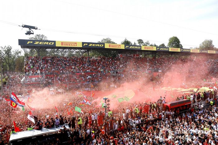 Una gran multitud invade el circuito tras la carrera