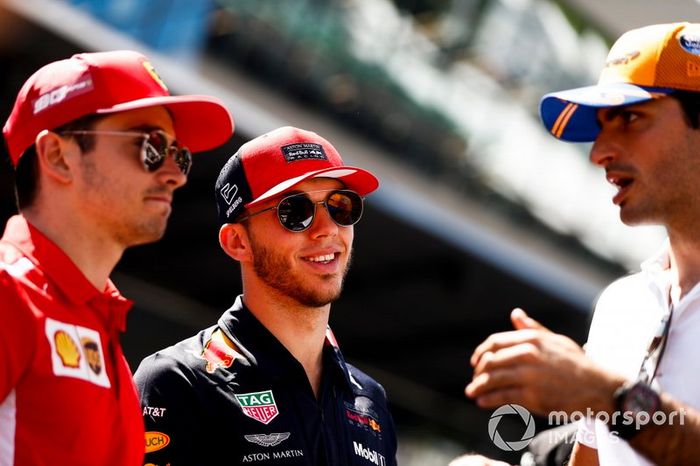 Charles Leclerc, Ferrari, Pierre Gasly, Red Bull Racing, y Carlos Sainz Jr., McLaren, en el desfile de pilotos