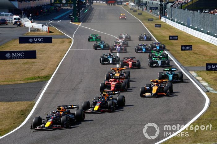 Max Verstappen, Red Bull Racing RB20, Sergio Pérez, Red Bull Racing RB20, Lando Norris, McLaren MCL38, Carlos Sainz, Ferrari SF-24, Fernando Alonso, Aston Martin AMR24, Oscar Piastri, McLaren MCL38, el resto del campo para la reanudación.