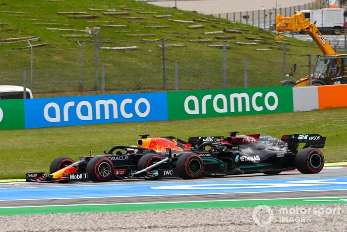 Max Verstappen, Red Bull Racing RB16B, Lewis Hamilton, Mercedes W12 al inicio de la carrera