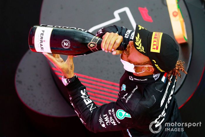 Podio: segundo lugar Lewis Hamilton, Mercedes