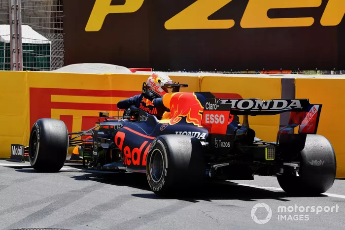 Max Verstappen, Red Bull Racing RB16B, golpea las barreras en la FP3