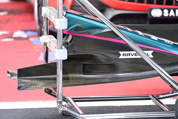 Detalle lateral de la nariz del Aston Martin AMR21