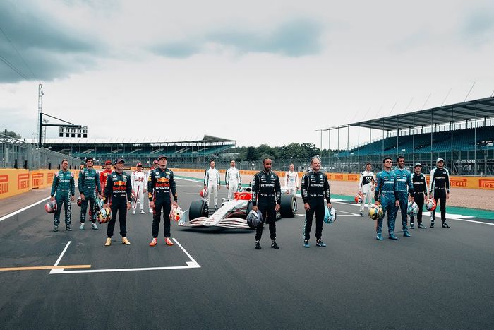 Foto de grupo de los pilotos con el coche de F1 de 2022 