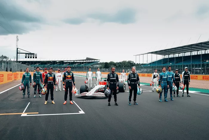 Drivers group photo with the 2022 F1 car 