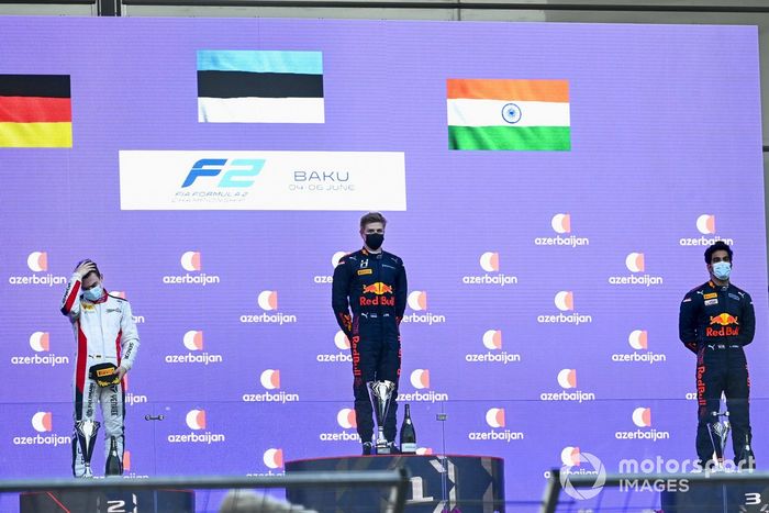 Podio: segundo lugar David Beckmann, Charouz Racing System, ganador Juri Vips, Hitech Grand Prix, tercer lugar Jehan Daruvala, Carlin