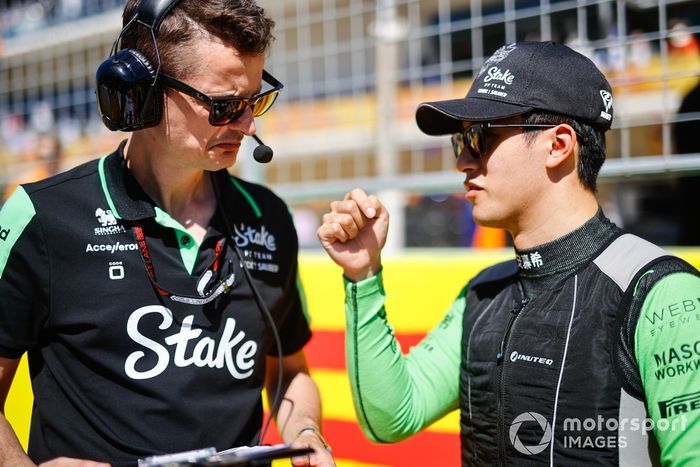 Zhou Guanyu, Stake F1 Team KICK Sauber, en la parrilla con un ingeniero