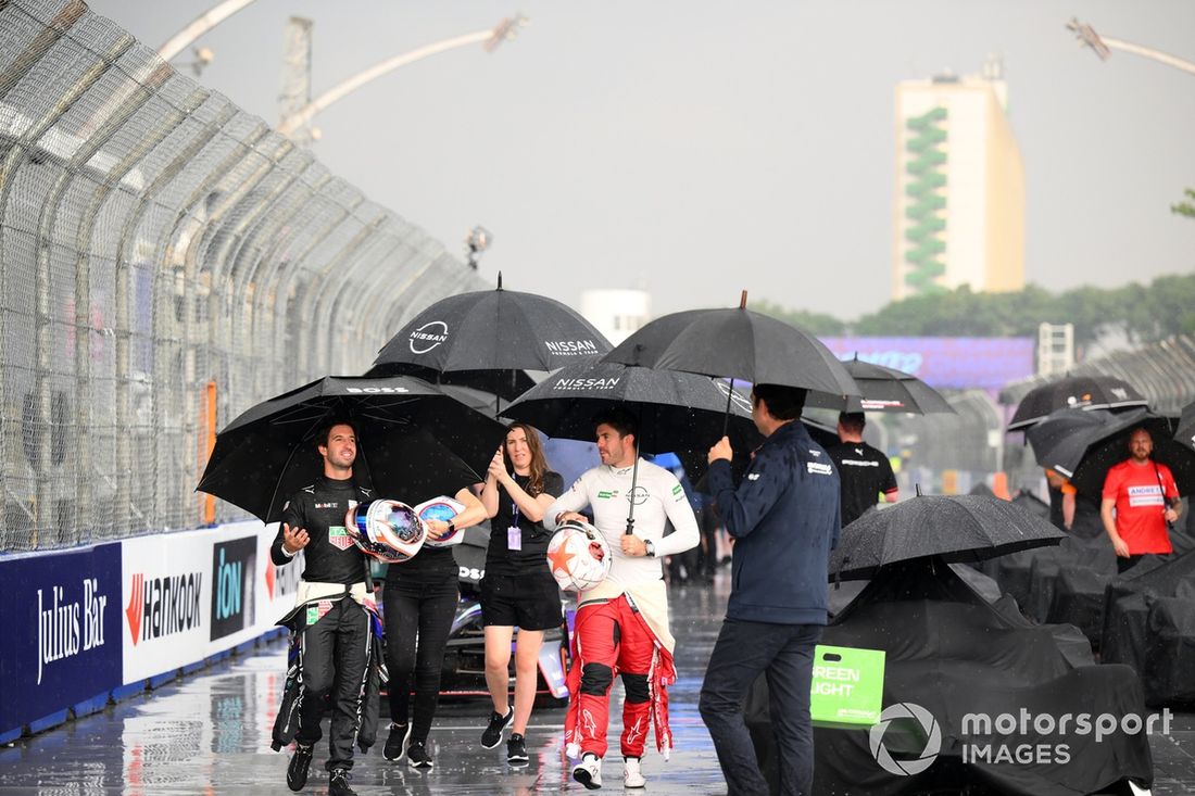 Antonio Felix da Costa , TAG Heuer Porsche Formula E Team, Norman Nato , Nissan Formula E Team se acercan a saludar a Alberto Longo, Deputy CEO, Chief Championship Officer de la Fórmula E, 