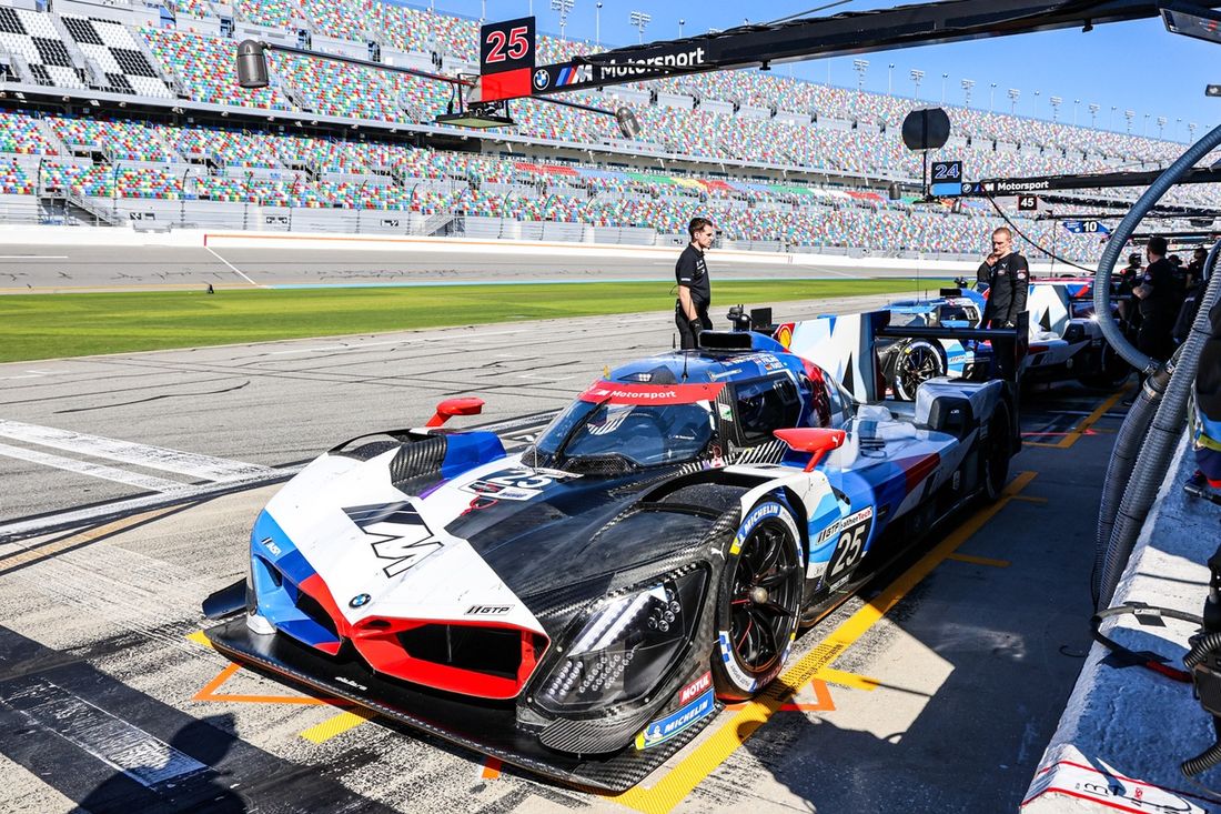 #25 BMW M Team RLL BMW M Hybrid V8: Marco Wittmann, Sheldon Van Der Linde, Robin Frijns, Rene Rast
