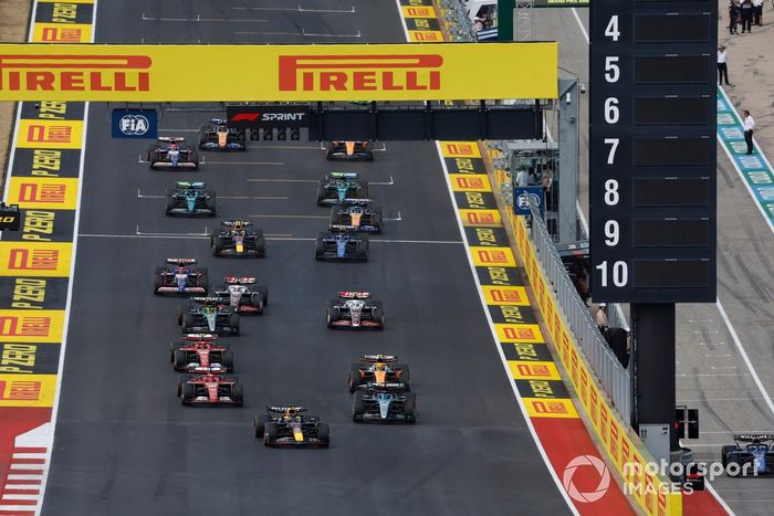 Max Verstappen, Red Bull Racing RB20, George Russell, Mercedes F1 W15, Charles Leclerc, Ferrari SF-24, Lando Norris, McLaren MCL38, Carlos Sainz, Ferrari SF-24, el resto de la parrilla al inicio de la carrera Sprint.