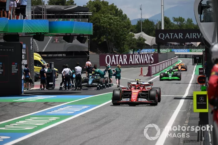 Carlos Sainz, Ferrari SF-24, Valtteri Bottas, Stake F1 Team Kick Sauber C44, Lando Norris, McLaren MCL38, en boxes.