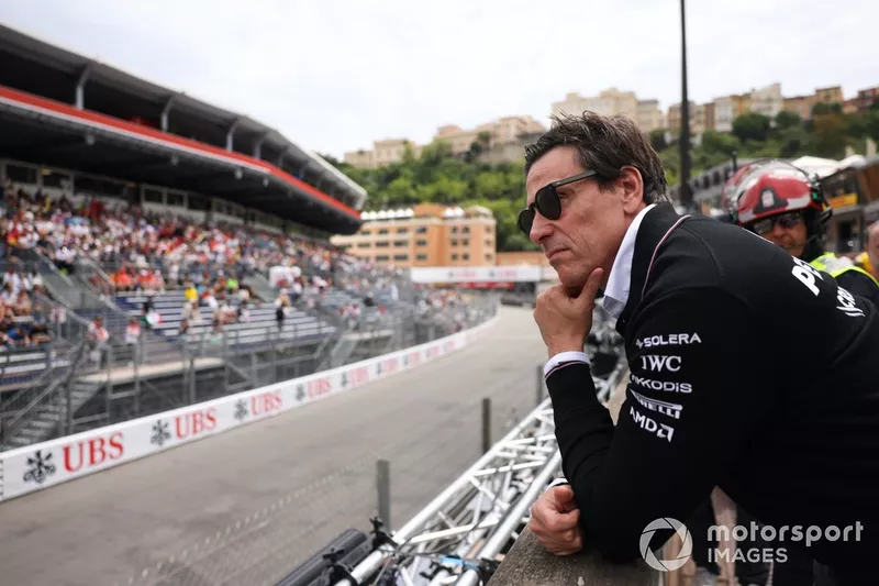Toto Wolff, Team Principal et CEO, Mercedes-AMG F1 Team, observe la FP1 depuis l'arrière de la voie des stands.
