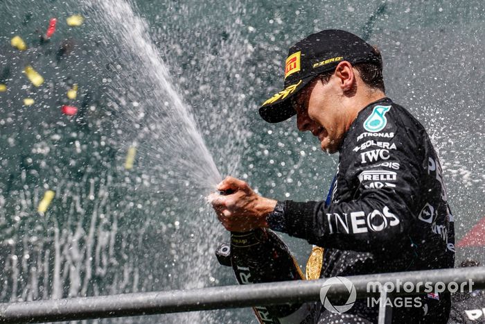 George Russell, Mercedes-AMG F1 Team, 1ª posición, rocía el Champán de la victoria