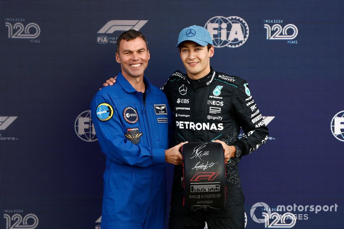 George Russell, Mercedes-AMG F1 Team, odbiera nagrodę Pirelli Pole Position Award Marcus Wandt, Europejska Agencja Kosmiczna