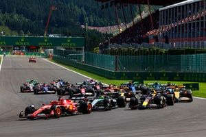Charles Leclerc, Ferrari SF-24, Lewis Hamilton, Mercedes F1 W15, Sergio Pérez, Red Bull Racing RB20, Lando Norris, McLaren MCL38, Oscar Piastri, McLaren MCL38, el resto de la parrilla en la primera vuelta.