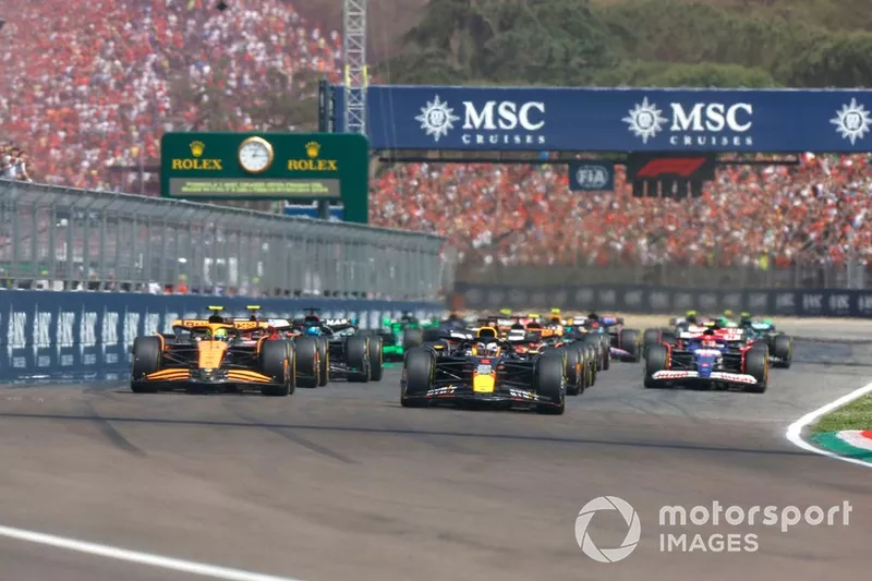 Max Verstappen, Red Bull Racing RB20, Lando Norris, McLaren MCL38, Carlos Sainz, Ferrari SF-24, Charles Leclerc, Ferrari SF-24, Yuki Tsunoda, RB F1 Team VCARB 01, le reste du peloton au départ.