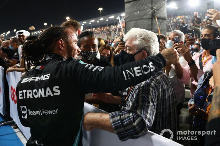 Lewis Hamilton, Mercedes, ganador del GP de Qatar, felicitado por George Lucas