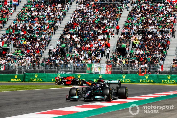 Lewis Hamilton, Mercedes W12, Sergio Pérez, Red Bull Racing RB16B