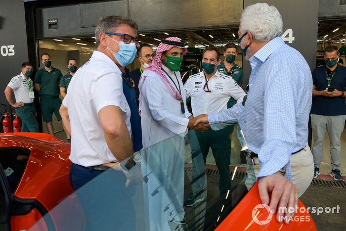 Bernd Maylander, piloto del coche de seguridad, S.A.R. el Príncipe Khalid bin Sultan Al-Abdullah Al-Faisal, presidente de la Federación de Automovilismo Saudí & y Lawrence Stroll, propietario de Aston Martin F1 