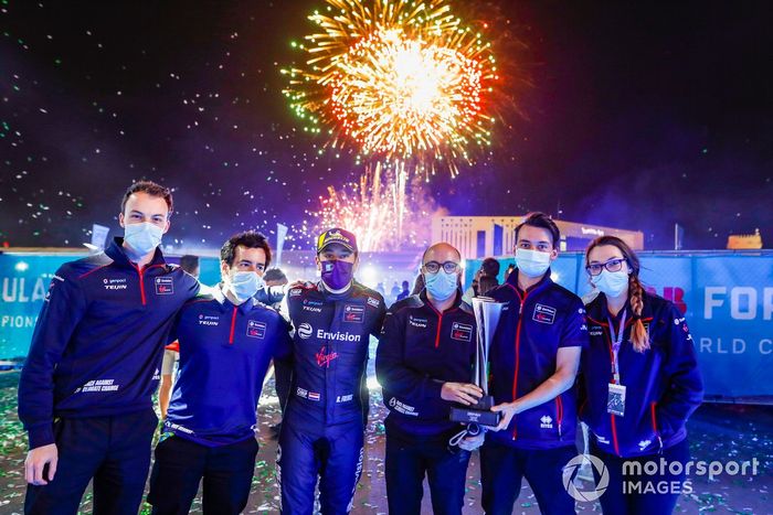 Fuegos artificiales en el cielo mientras Robin Frijns y el equipo Envision Virgin Racing, celebran la segunda posición