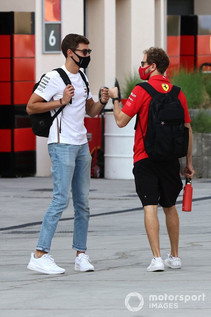 George Russell, Mercedes-AMG F1, y Sebastian Vettel, Ferrari