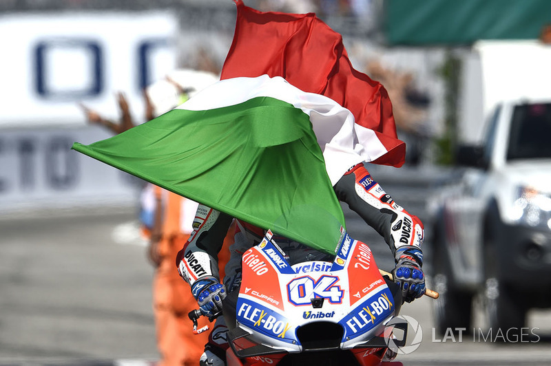Il vincitore della gara Andrea Dovizioso, Ducati Team, con la bandiera italiana