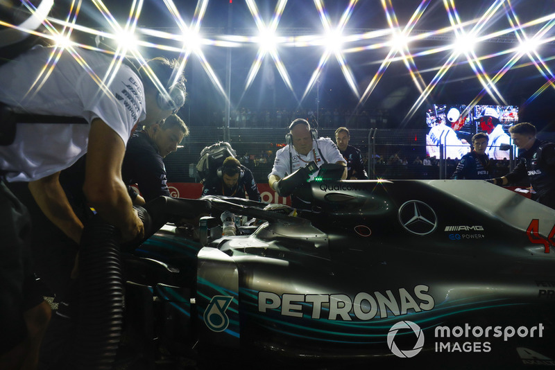 Mecánicos con el coche de Lewis Hamilton, Mercedes AMG F1 W09 EQ Power+