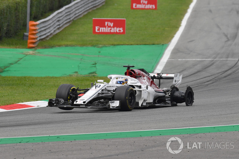 Marcus Ericsson, Sauber C37 with damage from 1 lap