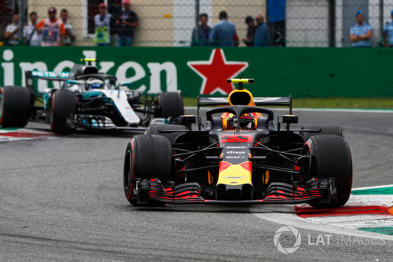 Max Verstappen, Red Bull Racing RB14, devant Valtteri Bottas, Mercedes AMG F1 W09