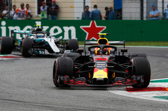 Max Verstappen, Red Bull Racing RB14, devant Valtteri Bottas, Mercedes AMG F1 W09