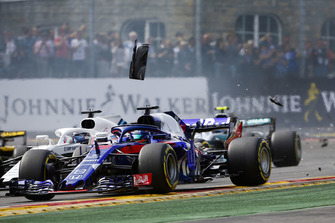 Brendon Hartley, Toro Rosso STR13 ve Lance Stroll, Williams FW41, start kazası sonrası