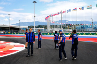 Brendon Hartley, Scuderia Toro Rosso, parcourt la piste à pied