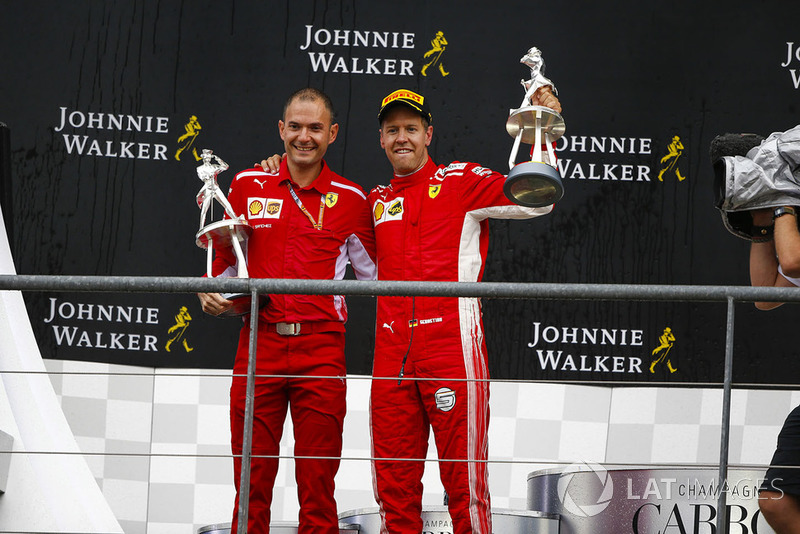 David Sanchez, Szef Aerodynamiki, Ferrari, i Sebastian Vettel, Ferrari, pierwsza pozycja, z trofeami