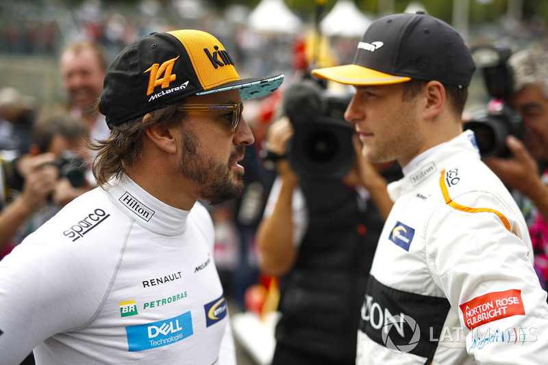 Fernando Alonso, McLaren, rozmawia ze Stoffelem Vandoorne'em, McLaren