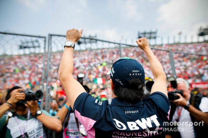 Sergio Pérez, Racing Point, saluda a sus fans en casa en el desfile de pilotos