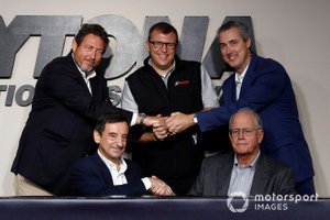 Pierre Fillon, Presidente del ACO, Jim France, Directorio de IMSA, G'rard Neveu, Director General del WEC de la FIA, John Doonan, Presidente de IMSA y Ed Bennett, Director General de IMSA